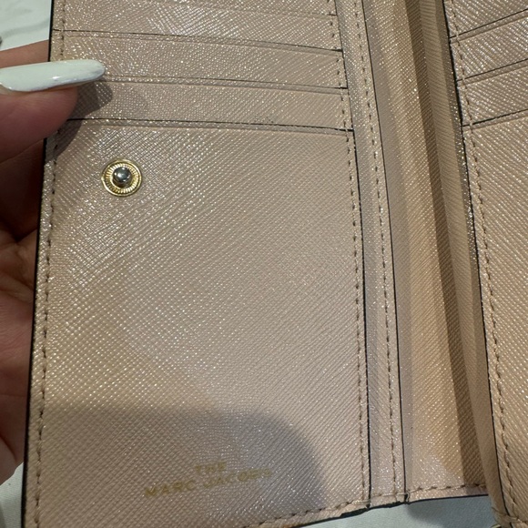 Authentic Marc Jacob’s compact wallet - Picture 7 of 13
